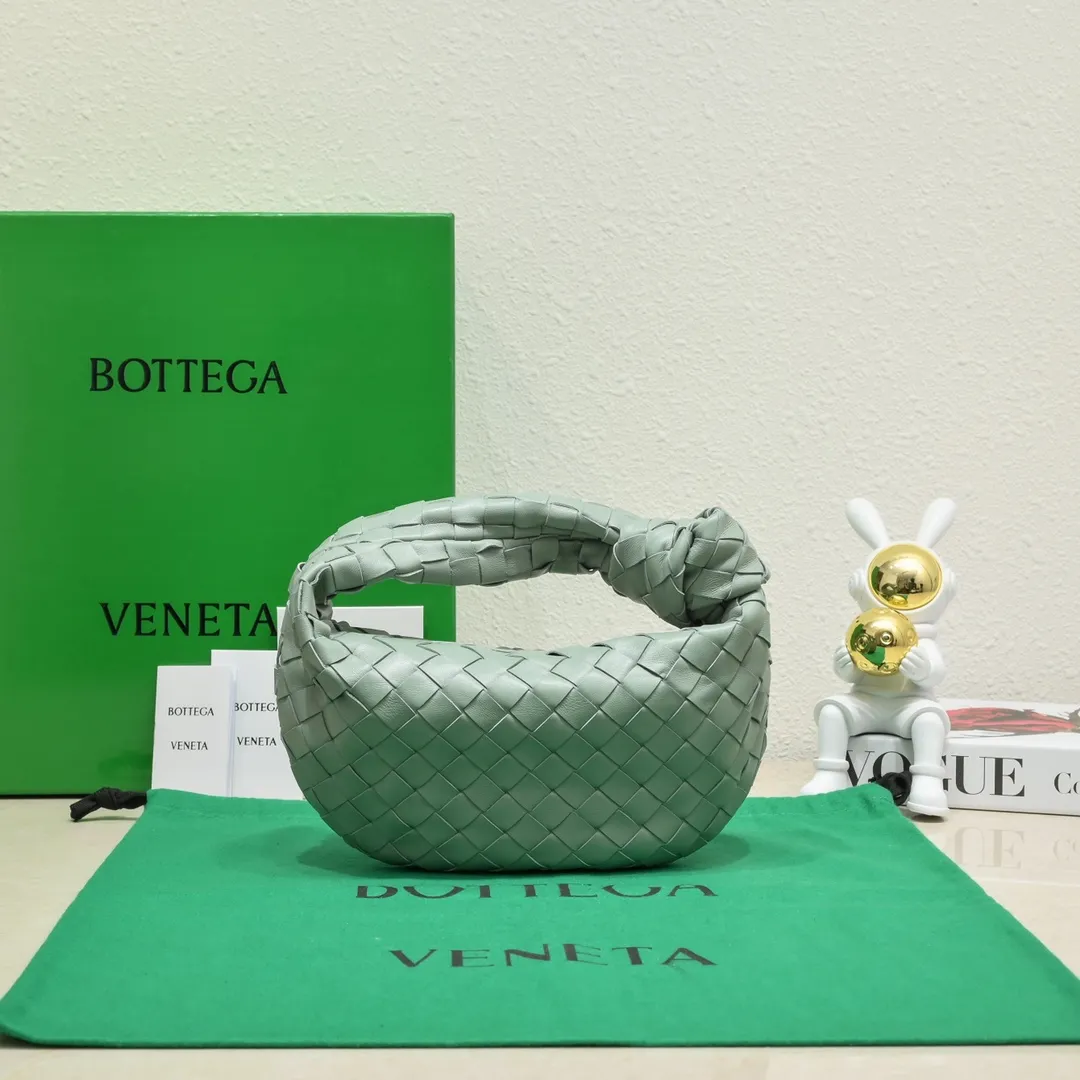 Batch 1120 BV Bottega Veneta's new early spring women's MINI JODIE handbag BV bag 🔥The new method is based on the original rounded corners, knotted with classic woven leather round hobo bag, The most iconic triangular pull-out design, using sheepskin draped soft shape, is super suitable for concave shapes~ Jodie feels really gentle to people, and is definitely the best item for daily matching. It has the same weave, new elements and twists, is compact and versatile, and is the new favorite of street style Internet celebrities! Dimensions: 23x28x8 Model: 6699-1, Color: Sage
